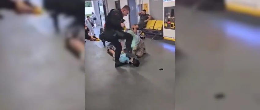 Британские копы избили двух подозреваемых в аэропорту во время задержания, вызвавший протест