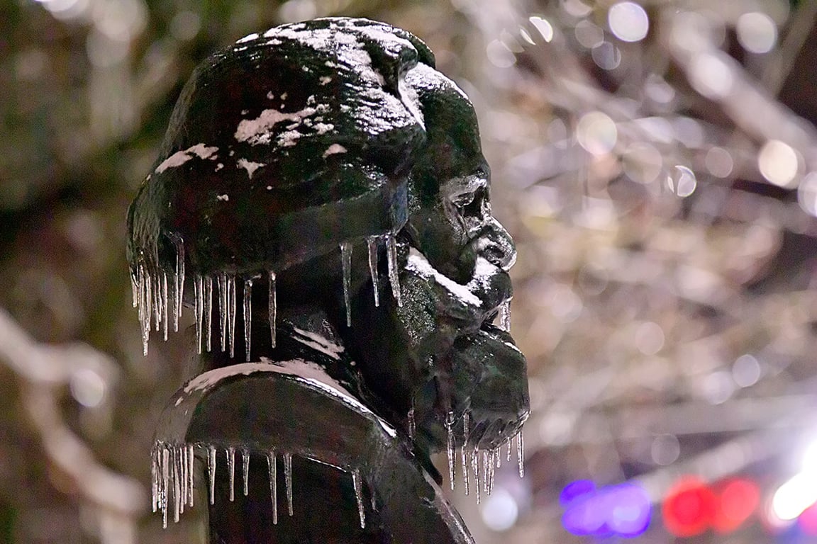 Обледенелый бюст Карла Маркса в Витебске. Фото Сергея Серебро