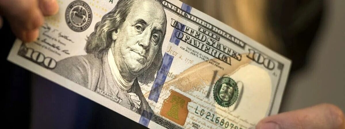 Доллар в Беларуси упал до минимума за 3,5 недели, а евро пошёл вверх. На сколько подорожала валюта России?