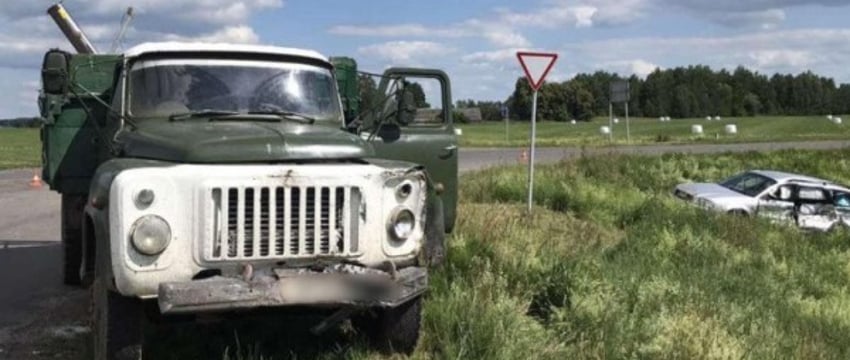 Audi и ГАЗ столкнулись в Берёзе. Вот как это произошло