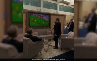 Видео: Новоизбранный премьер-министр Великобритании прервал заседание НАТО, чтобы посмотреть матч на Евро.