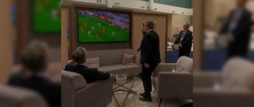 Видео: Новоизбранный премьер-министр Великобритании прервал заседание НАТО, чтобы посмотреть матч на Евро.