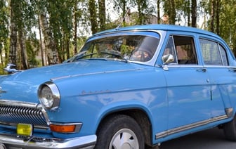 Голубая мечта! Вдова из Кобрина показала 62-летнюю «Волгу», c которой «муж пылинки сдувал»