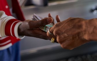 Белорусский рубль существенно снизился к доллару на БВФБ