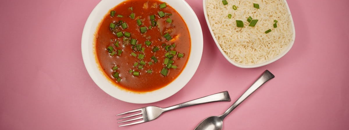 В Японии изобрели ложку на батарейках, которая делает еду более солёной — Видео