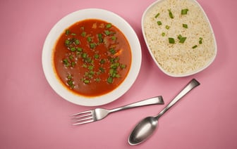 В Японии изобрели ложку на батарейках, которая делает еду более солёной — Видео