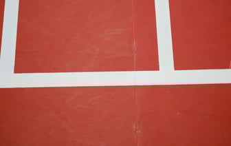 Беларус в центре поселка повесил украинский флаг вместо красно‑зеленого; его приговорили к году колонии