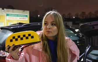 Девушка устроилась на ночь в такси в Минске. Сколько смогла заработать?
