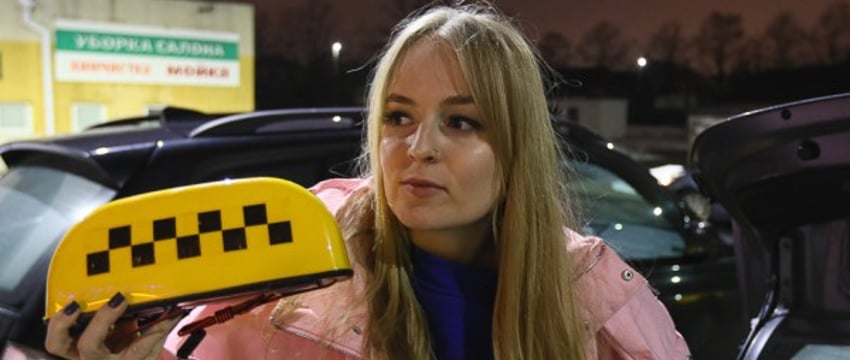Девушка устроилась на ночь в такси в Минске. Сколько смогла заработать?