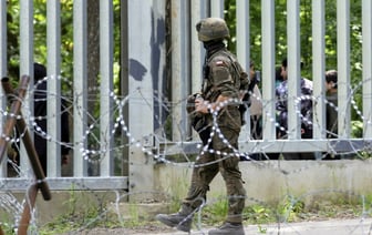 ЕС не помогает? В МВД Польши назвали, сколько миллиардов в год тратят на стену на границе с Беларусью