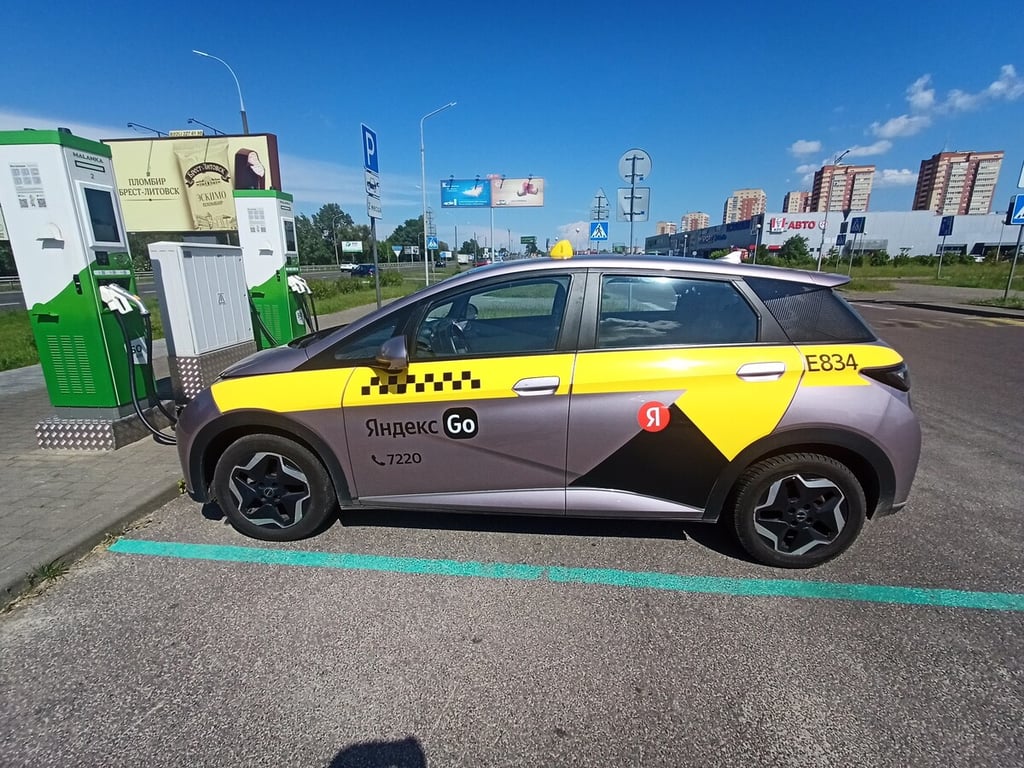«Чистыми 40—50 рублей в день имею». Таксисты из Бреста о работе на BYD Dolphin