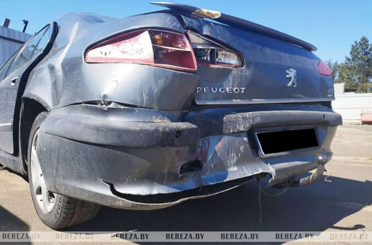 Пьяный водитель не справился с управлением и повредил забор в Белоозерске