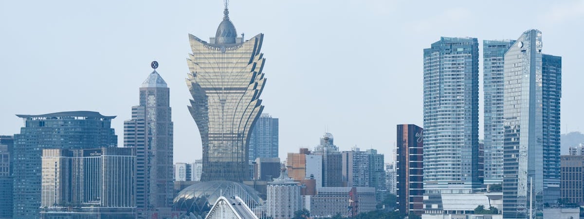 Власти Китая усилили контроль за выездом работников госсектора за границу