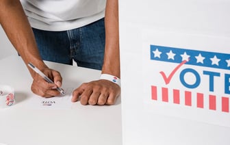 Немецкие ультраправые приняли в парламентскую фракцию двух своих самых одиозных депутатов