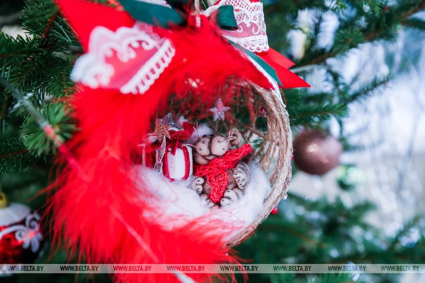 Под шубой у Деда Мороза - тельняшка. Десантники устроили праздник ребятам из Кобринской детской деревни