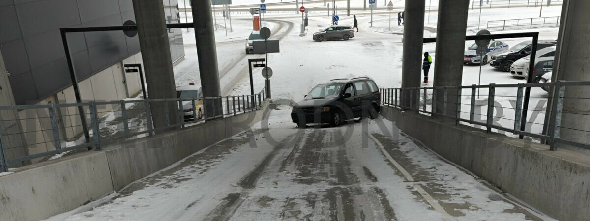 На крутом заезде в один из ТЦ в Гродно машину утянуло вниз — Фото