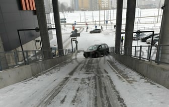 На крутом заезде в один из ТЦ в Гродно машину утянуло вниз — Фото