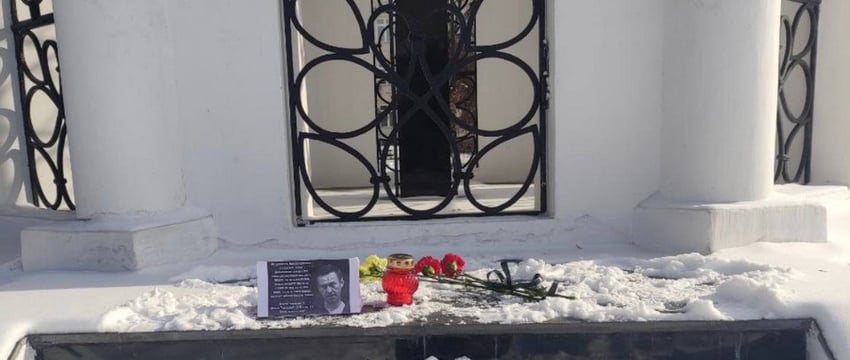 На акциях памяти Алексея Навального в России задерживают людей