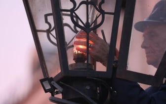 Каждый день жители и гости Бреста собираются на ул. Советской в ожидании зажжения фонарей