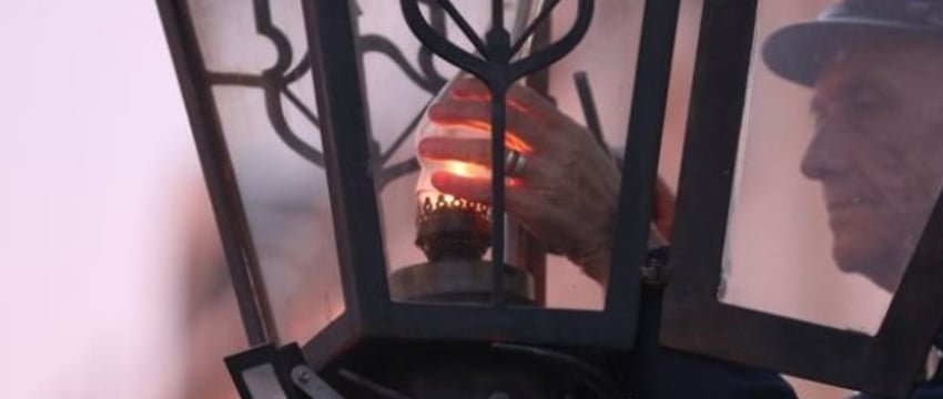 Каждый день жители и гости Бреста собираются на ул. Советской в ожидании зажжения фонарей