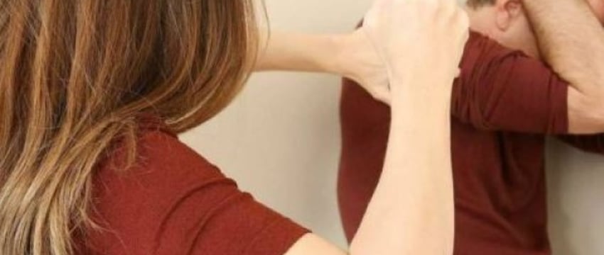 Жена избивала и выгоняла из квартиры своего мужа. От страха мужчина спрятался в туалете и вызвал милицию