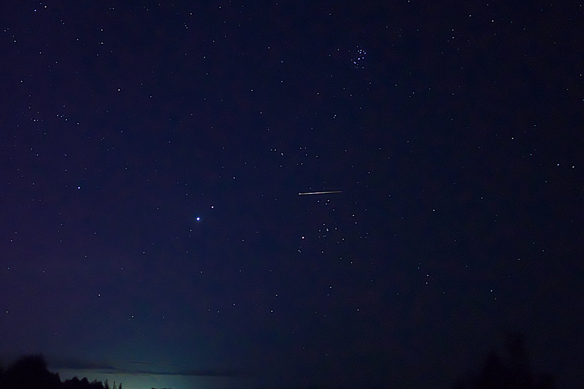 След от искусственного спутника в ночном небе. Фото Сергея Серебро