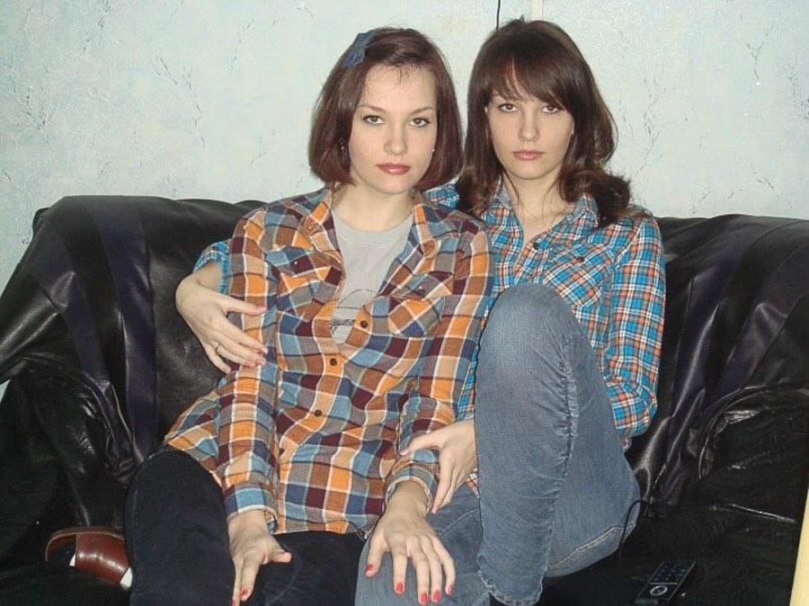 «Менялись местами в школе». «Забыла, что у меня двойня»: из жизни белорусских близнецов и их родителей