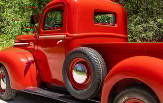 Могилевчанин восстановил ретро-автомобиль Porsche 924