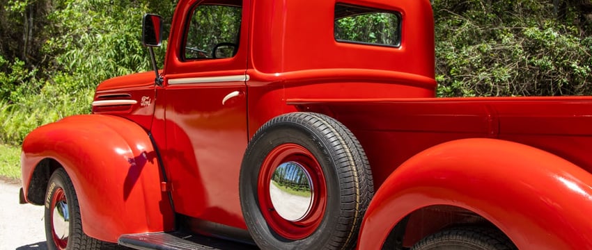 Могилевчанин восстановил ретро-автомобиль Porsche 924