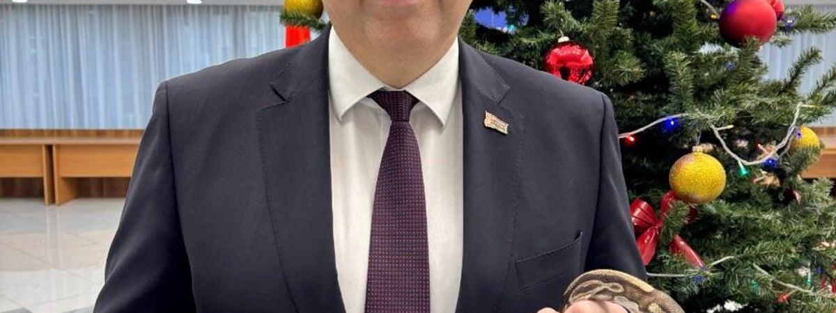 Губернатор Владимир Караник взял в руки змею и поздравил жителей Гродненской области с Новым годом