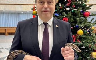 Губернатор Владимир Караник взял в руки змею и поздравил жителей Гродненской области с Новым годом