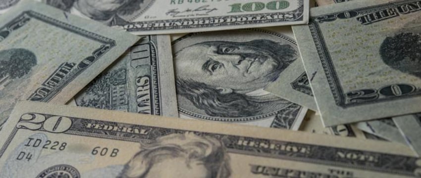 Курс доллара рухнул: рекордное падение на торгах 18 марта