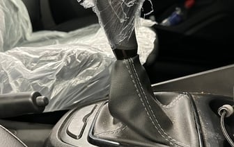 Владелец нового авто подал в суд на автосалон из-за дефекта. Что в итоге?