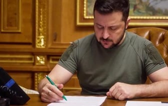 Зеленский продлил военное положение и мобилизацию в Украине