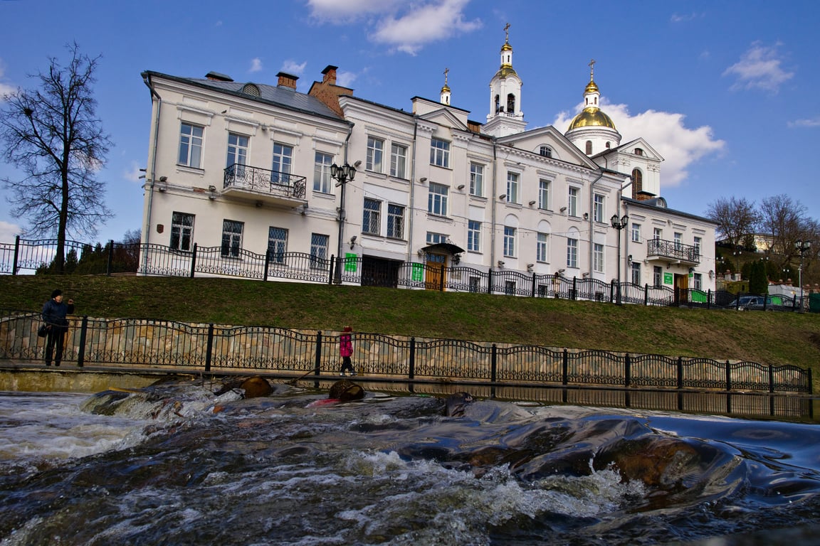 Весенний паводок на Двине набирает силу, но Золотая Рыбка пока на суше. Фото Сергея Серебро