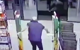 Схватил бутылку водки и бросился бежать из магазина житель Барановичей. Кадры погони попали на камеры видеокамер