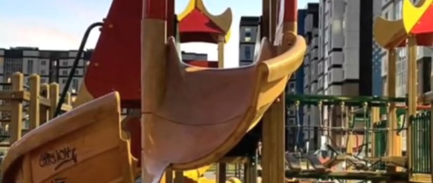 В Могилеве 3-летний мальчик прокатился с горки и получил серьезные травмы