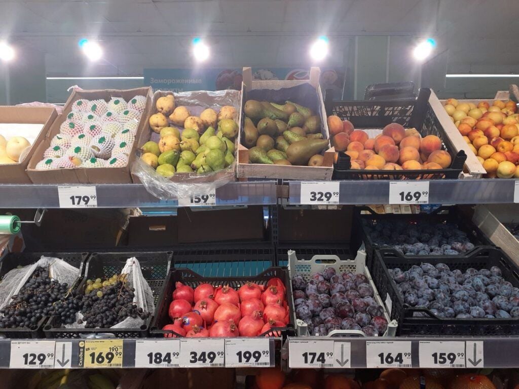 Белорусы собрали продуктовые корзины в Питере и Магадане и сравнили цены