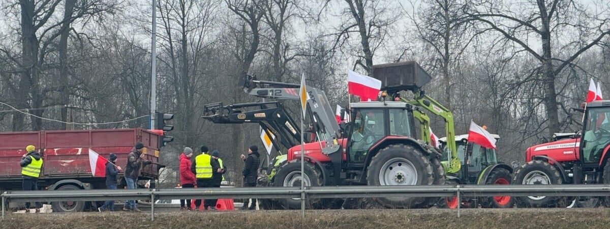Польские фермеры заблокировали сельхозтехникой выезд из Варшавы — Видео