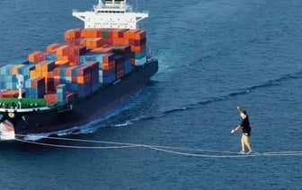 Эстонский акробат перешел по канату из Европы в Азию. Это случилось впервые