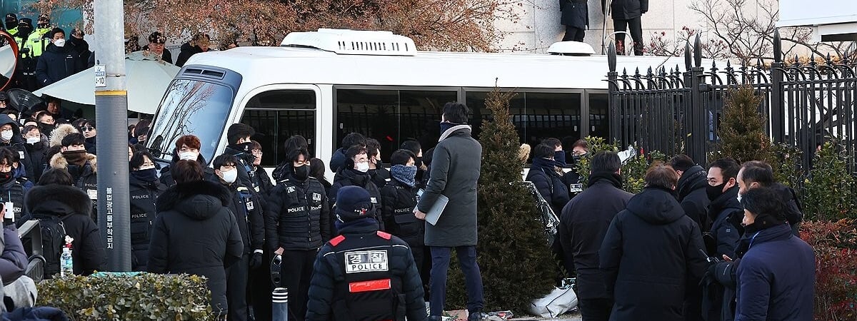 Следователи со второй попытки задержали президента Южной Кореи за объявление военного положения