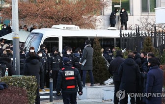 Следователи со второй попытки задержали президента Южной Кореи за объявление военного положения