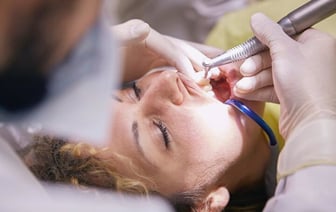 Лукашенко грозит «ударить» уехавших по зубам