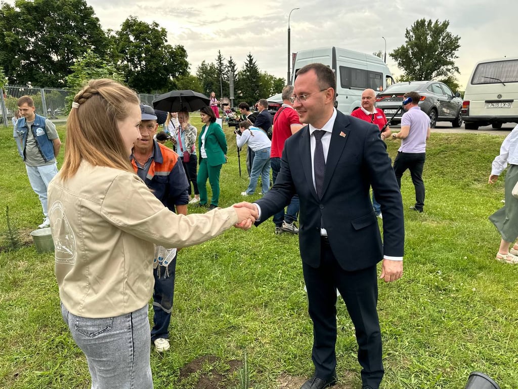 В Бресте заложили памятную аллею