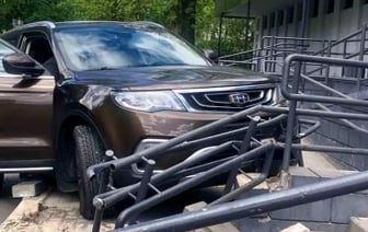 Авария в Минске: Девушка перепутала передачи и въехала в ограждение магазина