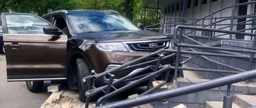 Авария в Минске: Девушка перепутала передачи и въехала в ограждение магазина