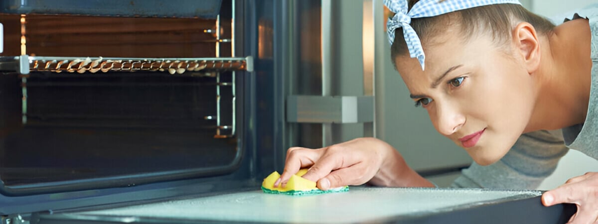 Как легко почистить стекло духовки? Понадобятся губка, ножницы и таблетка — Полезно