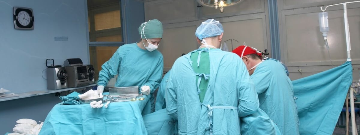 Врачи Гродно рассказали, почему в операционных не белые халаты
