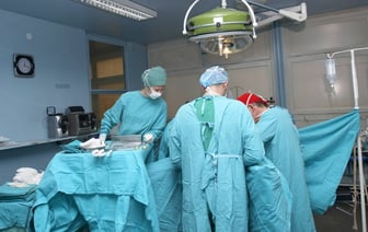 Врачи Гродно рассказали, почему в операционных не белые халаты