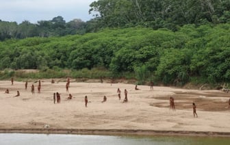 Одно из крупнейших племен, отказывающихся от контакта с цивилизацией, попало в объектив камер